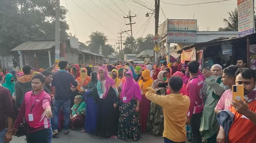 বকেয়া বেতনের দাবিতে শ্রীপুরে শ্রমিক-পুলিশ সংঘর্ষ